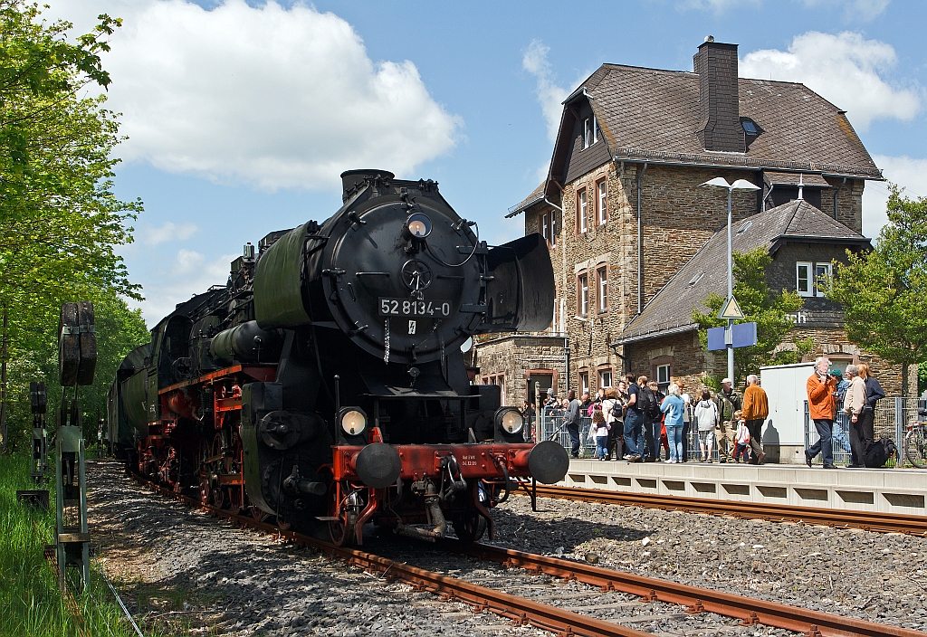 Die 52 8134-0 der Eisenbahnfreunde Betzdorf im Bahnhof Ingelbach/Ww am 13.05.2012. Der Sonderzug verkehrte im  Zweistundentakt auf der Westerwald-Strecke Ingelbach - Altenkirchen - Neitersen.