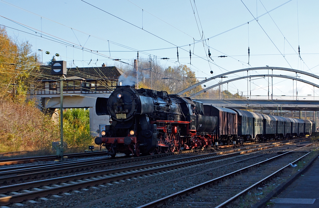 
Die 52 8134-0 der Eisenbahnfreunde Betzdorf als Teddybären Express (Sonderfahrt Siegen-Erndtebrück), passiert hier am 28.10.2012 das Stellwerk Kreuztal Fahrdienstleiter (Kf) und erreicht gleich den Bahnfof Kreuztal. Die Lok war, bedingt durch die Wiedervereinigung, eine der letzten Normalspurigen Dampfloks der DB.