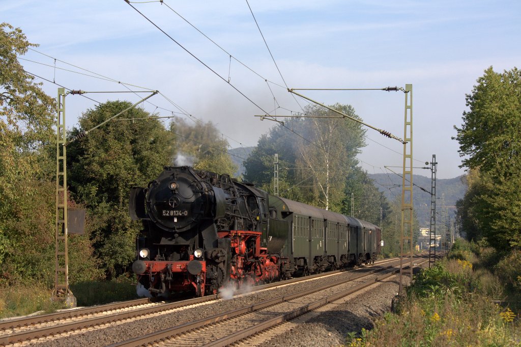 Die 52 8134-0 fuhr am 24.09.2011 mit einem Sdz durch Bad Honnef.