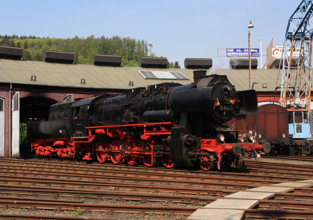 Die 52 8134-0 (unter Dampf) der Eisenbahnfreunde Betzdorf am 24.04.2011 vor dem Ringlokschuppen im Sdwestflische Eisenbahnmuseum in Siegen.