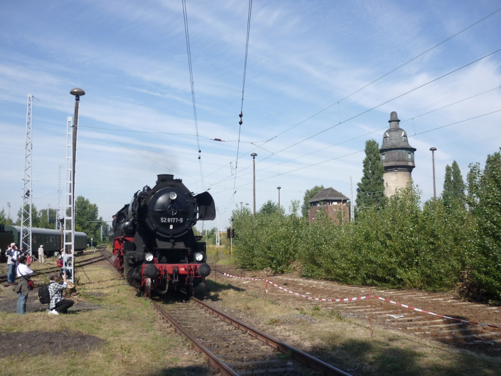 Die 52 8177 der Dampflokfreunde Berlin war fr Fhrerstandsmitfahrten beim Bw-Fest zustndig. Bw Schneweide, 2010-09-12