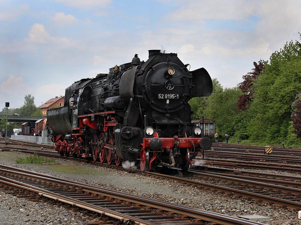 Die 52 8195 am 22.05.2010 bei einer Rangierfahrt in Neuenmarkt-Wirsberg.