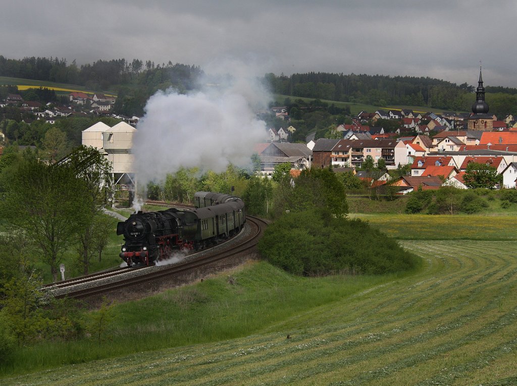 Die 52 8195 am 23.05.2010 unterwegs bei Untersteinach. 