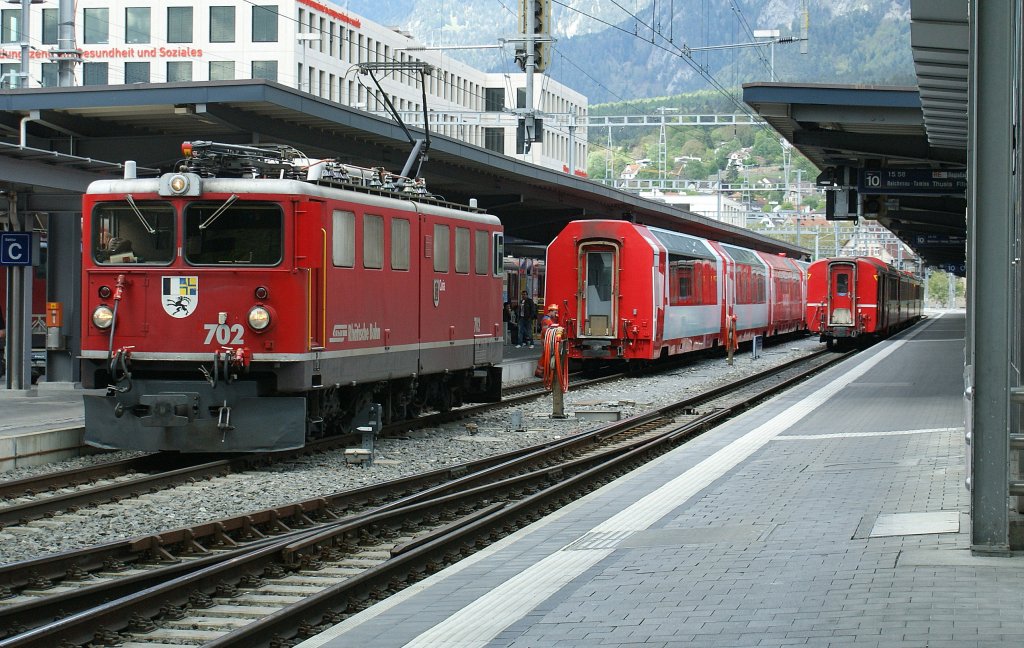 Die 52 jhrige Ge 6/6 II N 702 bernimmt in Chur den Glacier Express 910, welcher mit dem auf Gleis 10 wartenden Albula-Schnellzug 1153 vereinigt wird. Die Ge 6/6 II N 702 hat dann also 12 Wagen bzw. 48 Achsen Anhngelast auf der Fahrt nach St.Moritz ber Brcken, Kehrtunnels und steile Rampen zu ziehen. 
10. Mai 2010