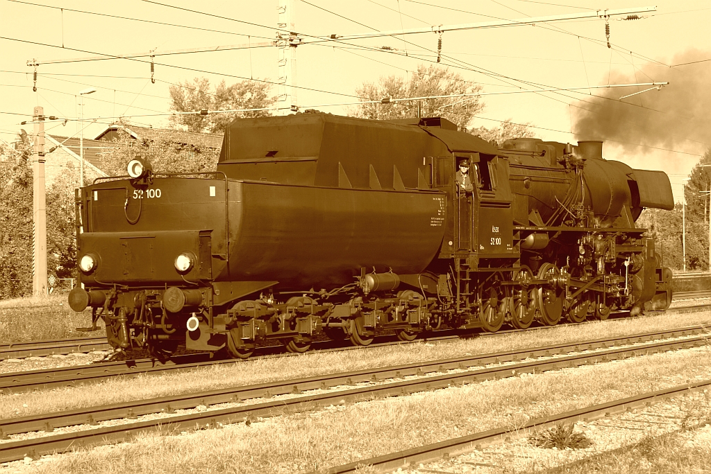 Die 52.100 des 1.SEK zog am 06.10.2012 wieder einmal den  NostalgieExpress Leiser Berge . Das Bild zeigt die Lok im Bf. Korneuburg an den Zug fahrend.