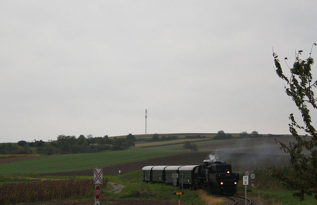 Die 52.100 hat soeben mit REX 7399 den Scharreiterberg hinter sich gelassen. 26.09.10