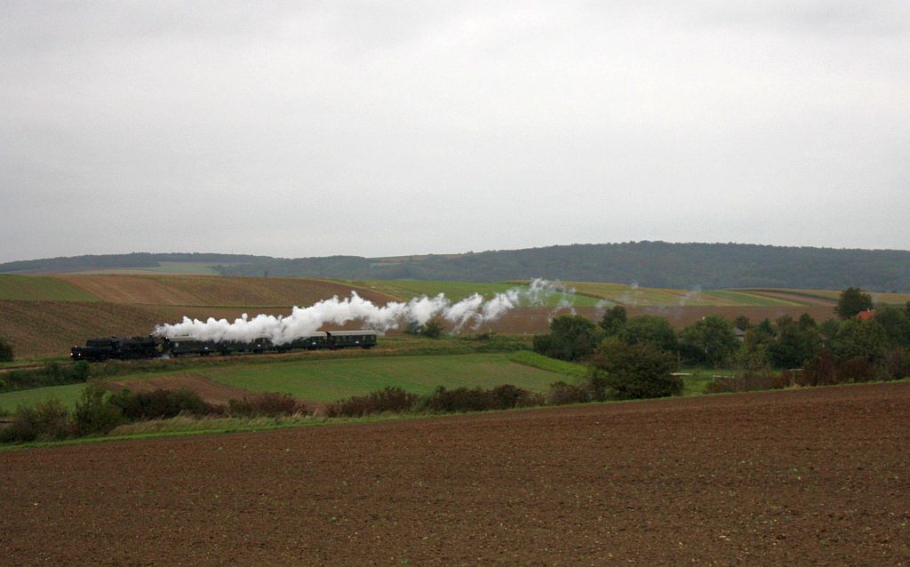 Die 52.100 ist hier mit REX 7399 von Ernstbrunn Richtung Wien Sdbahnhof(Ost) kurz vor Hetzmannsdorf unterwegs. 26.09.10 
