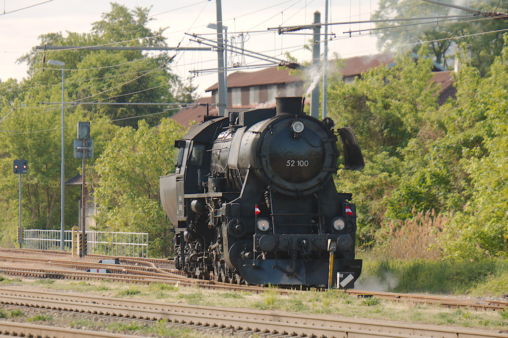 Die 52.100 wird gerade am Bahnhof Korneuburg verschoben, um den in Krze eintreffenden Erlebniszug von Wien Praterstern nach Ernstbrunn zu bernehmen. [06.05.2012]