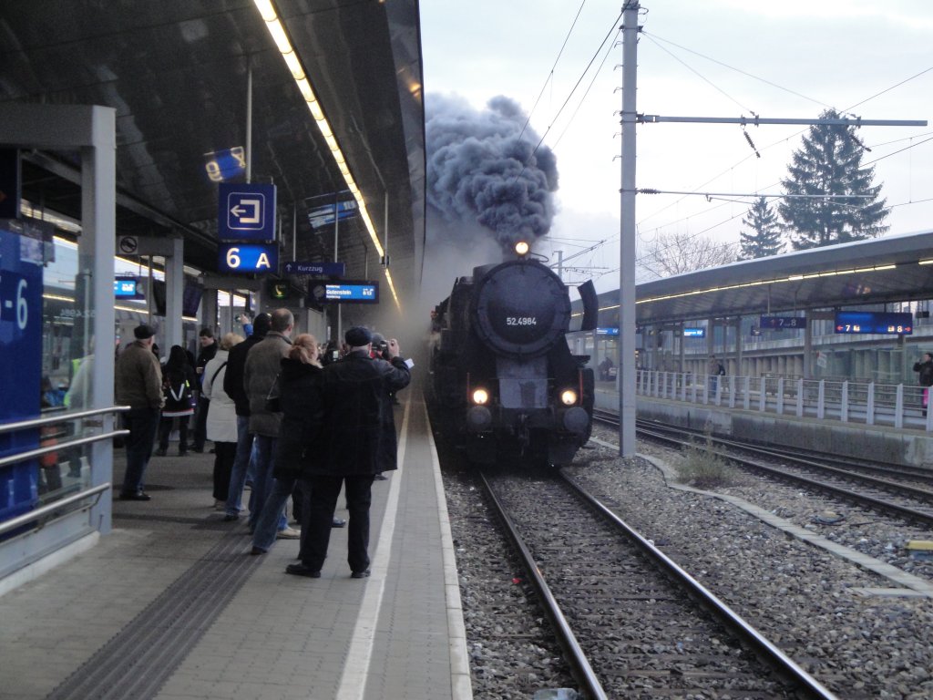 Die 52.4984 fhrt in den Bahnhof Wien Meidling ein. Wie immer wenn eine Dampflok unterwegs ist bin nicht nur ich mit einem Fotoapparat bewaffnet.