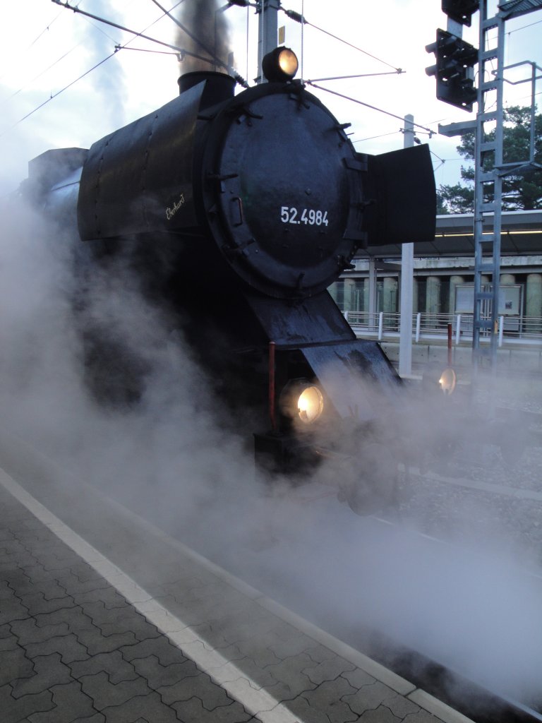 Die 52.4984 steht mit viel Dampf in Wien Meidling