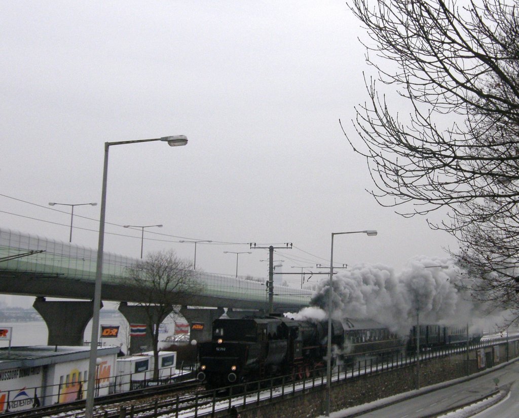 Die 52.7612 bespannt den Sonderzug der Landesbahn von Wien Heiligenstadt nach Ernstbrunn. Wien Nudorf, 23.1.2010