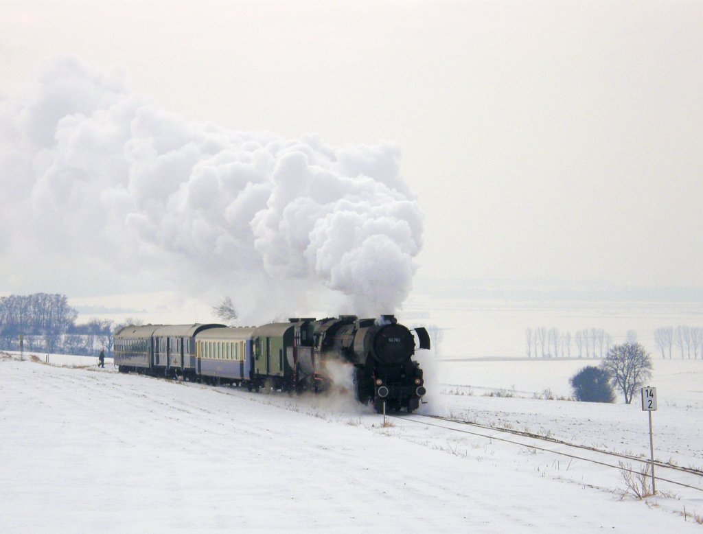 Die 52.7612 fhrt auf dem Weg nach Ernstbrunn durch 
die Weinviertler Winterlandschaft. 23.1.2010
