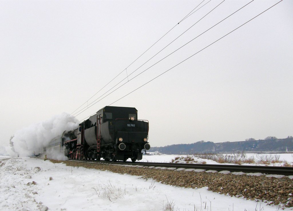 Die 52.7612 mit dem Sonderzug nach Ernstbrunn 
bei Hausleiten. 23.1.2010