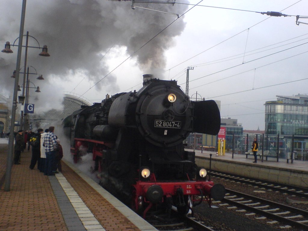 Die 528047-4 war heute als Sonderzug im Dresdner Hauptbahnhof auf Gleis 17 eingetroffen. Und mit massig Qualm ging es dann weiter Richtung Altenberg. Aufnahmedatum: 12.12.2009