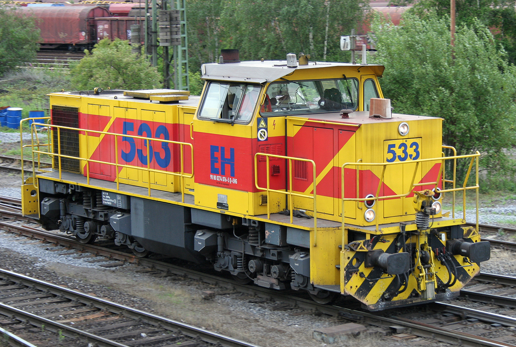 Die 533 von E&H rangiert durch Oberhausen West am 08.07.2011