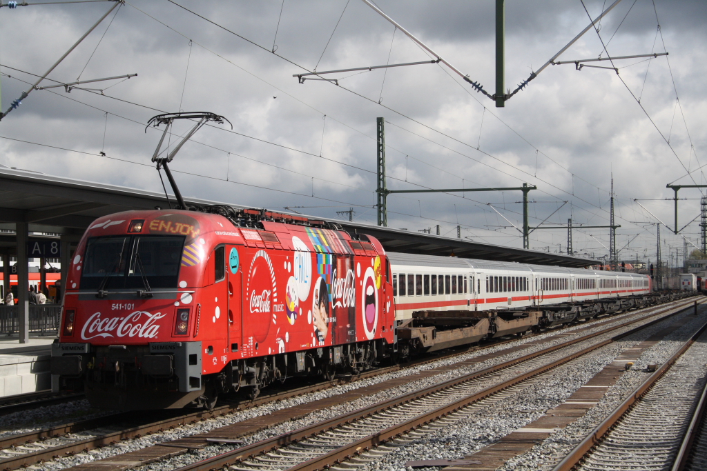 Die 541 101 Coca Cola mit dem Ekol von Mnchen Ost Rbf nach Worms am 04.2012 in Mnchen Ost.