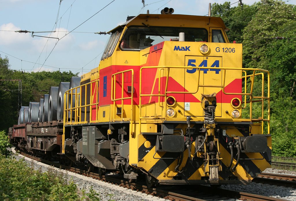 Die 544 der E&H durchfhrt Duisburg Neudorf mit Coils am 28.05.2010