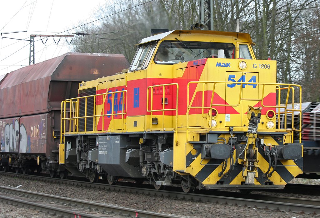 Die 544 der E&H zieht einen Gz aus Oberhausen West durch Duisburg Neudorf nach Flandersbach am 20.03.2010