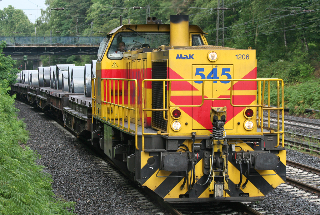 Die 545 der E&H zieht Coils durch Duisburg Neudorf am 13.07.2010