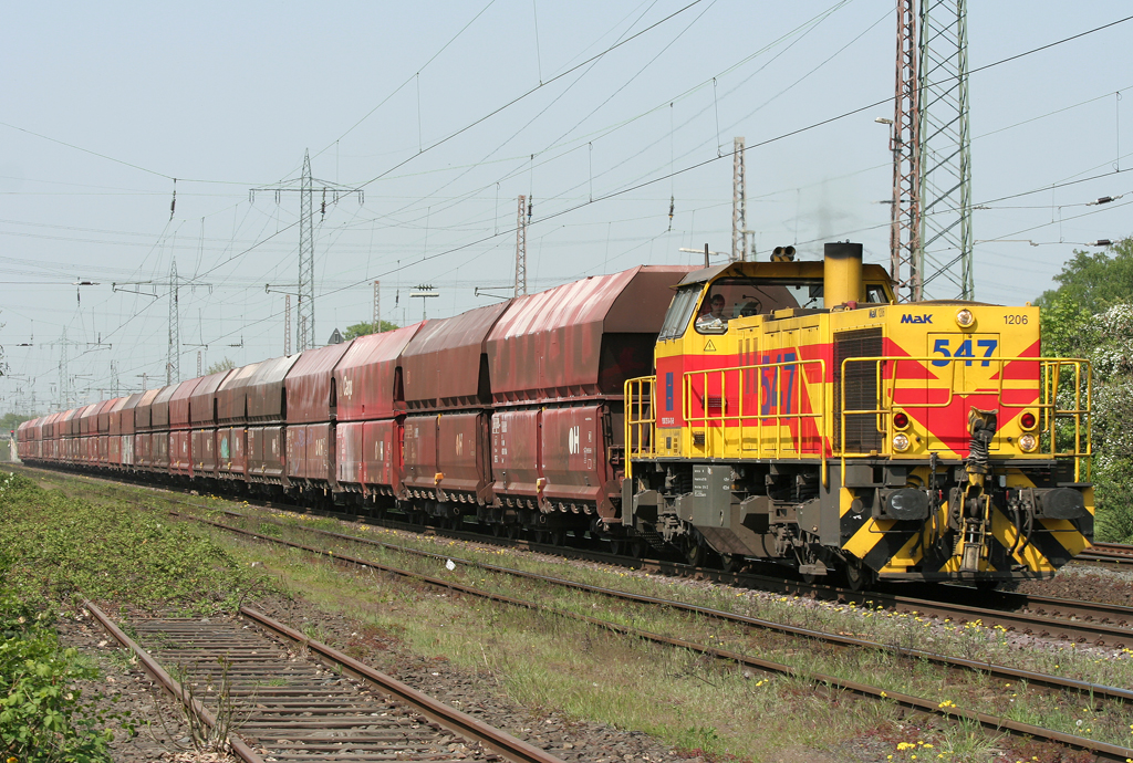 Die 547 der E&H zieht einen Kalkzug von Oberhausen West zum Rheinkalkwerk Wlrath am 20.04.2011