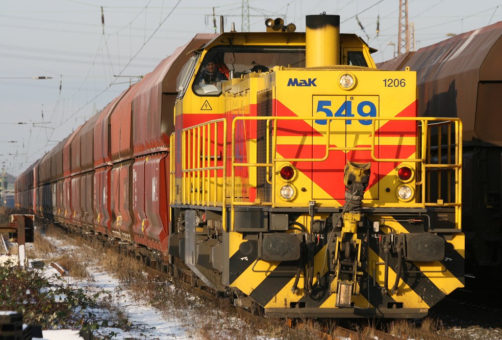 Die 549 der E&H fährt in Ratingen Lintdorf zu Rheinkalk Wülfrath an