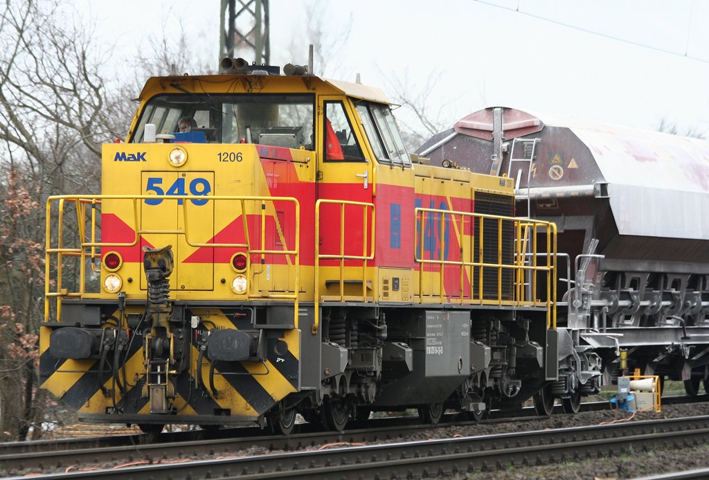 Die 549 von E&H zieht einen Gz von Flandersbach nach Oberhausen West durch Duisburg Neudorf am 20.03.2010