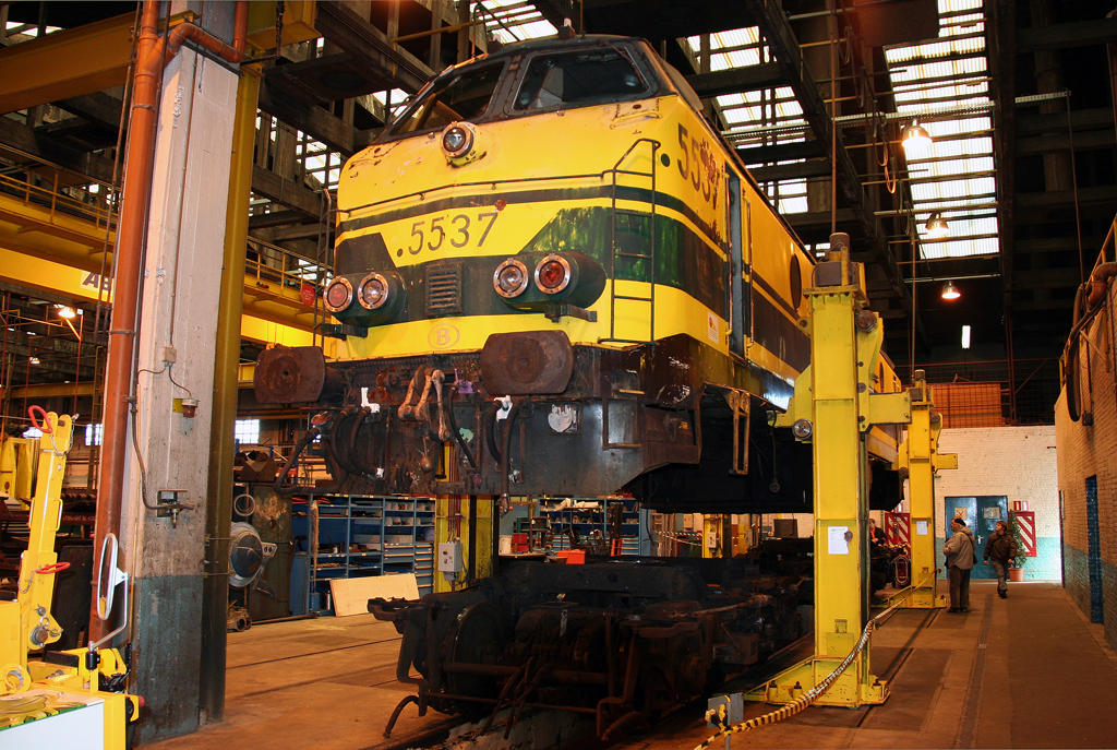 Die 5537 steht aufgebockt ohne Radstze im AT Kinkempois am 16.10.2011 zum Tag der offenen Tr