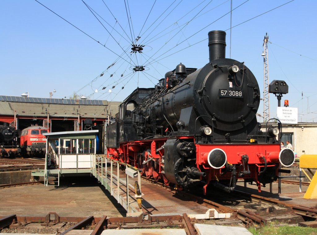 Die 57 3088 am 23.04.2011 auf der Drehscheibe im ehem. BW Siegen (heute Sdwestflische Eisenbahnmuseum). Hier war Frhlingsfest im Lokschuppen.