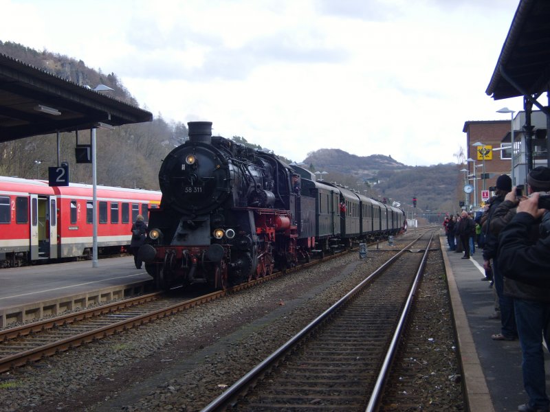 Die 58 311 und die 52 6106 waren beim Dampspecktakel in Gerolstein im Sandwich, am 02.04.2010.