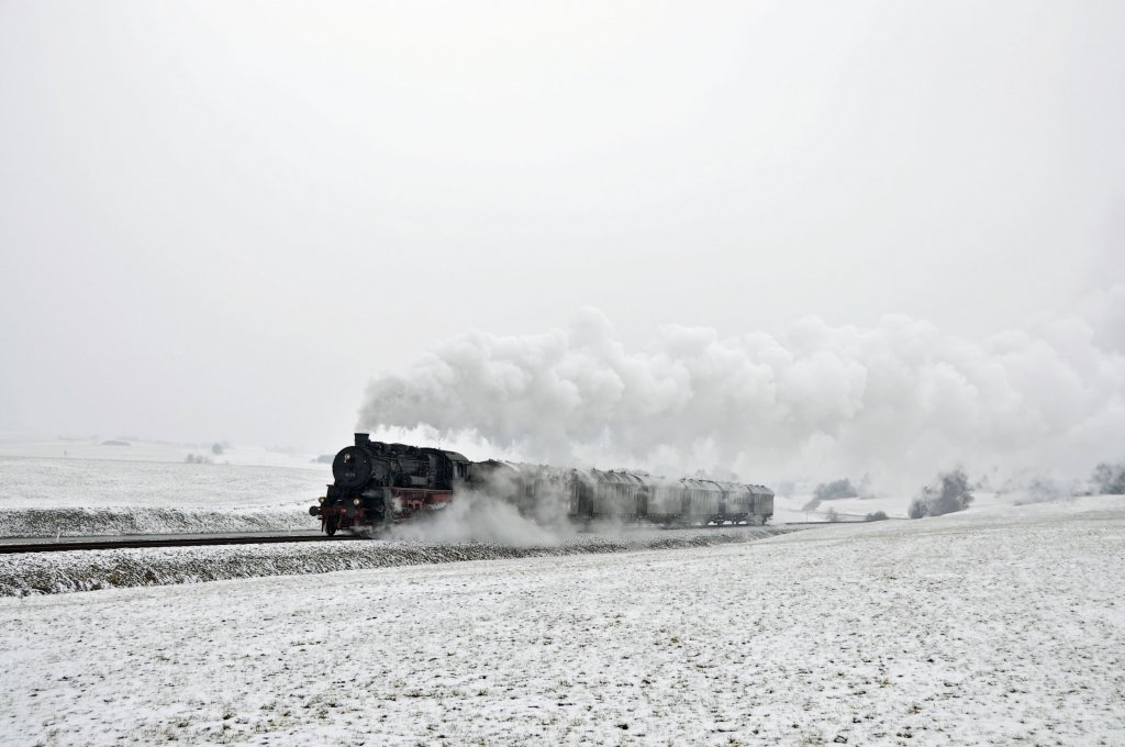 Die 58 311 ist mit ihrem Sonderzug auf dem Weg nach Trochtelfingen.Ich konnte ihn hier bei Engsingen-Haid in Szene setzten am 31.3.2013