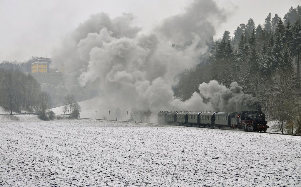 Die 58 311 der Ulmer Eisenbahnfreunde  ist auf Sonderfahrt mit dem Donnerbchsenzug der Schwbischen Albbahn von Mnsingen nach Trochtelfingen.Aufgenommen am Fue der Burg Grafeneck am 31.3.2013.
