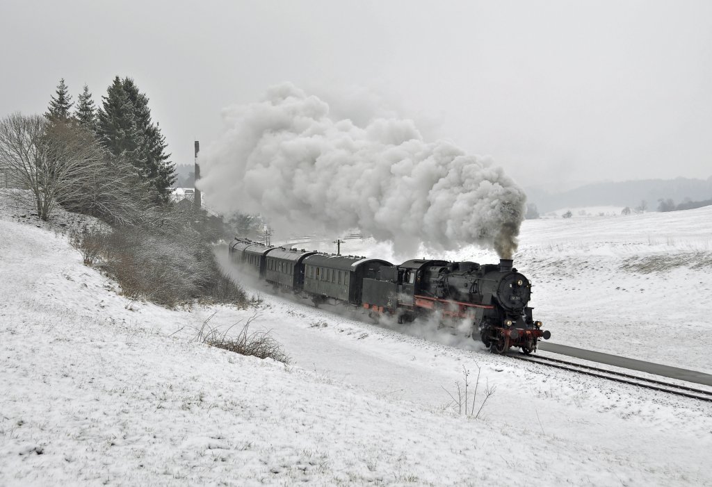 Die 58 311 der Ulmer-Eisenbahnfreunde ist mit dem sogenannten Donnerbchsen Zug der Schwbischen-Alb-Bahn auf dem Weg nach Trochtelfingen auf der schwbischen Alb bei Kohlstetten.Bild entsatnd am 31.3.2013