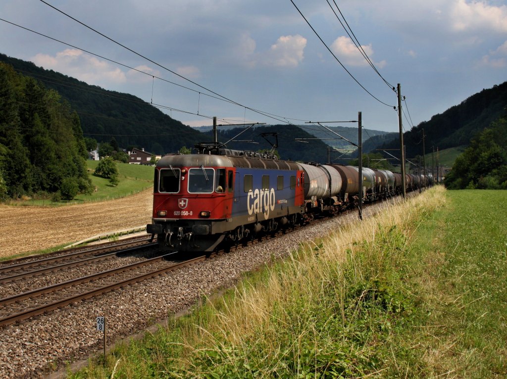 Die 620 058 am 28.06.2011 mit einem Kesselwagenzug unterwegs bei Tecknau.