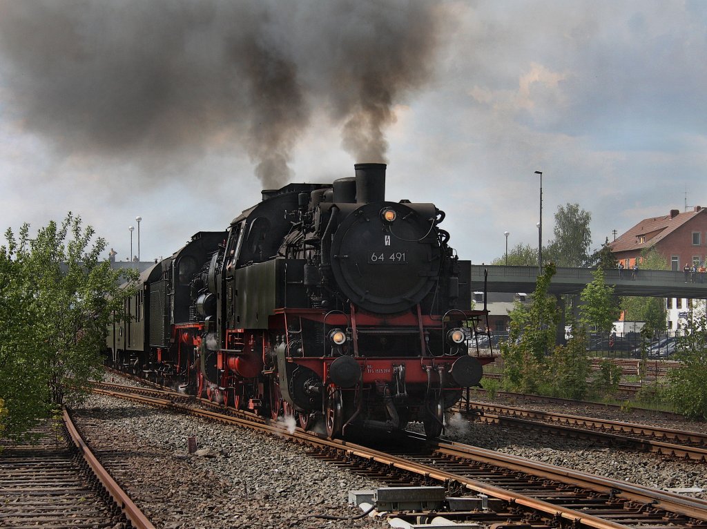 Die 64 491 und die 38 1301 am 22.05.2010 mit einem Pendelzug bei der Ausfahrt in Neuenmarkt-Wirsberg. 