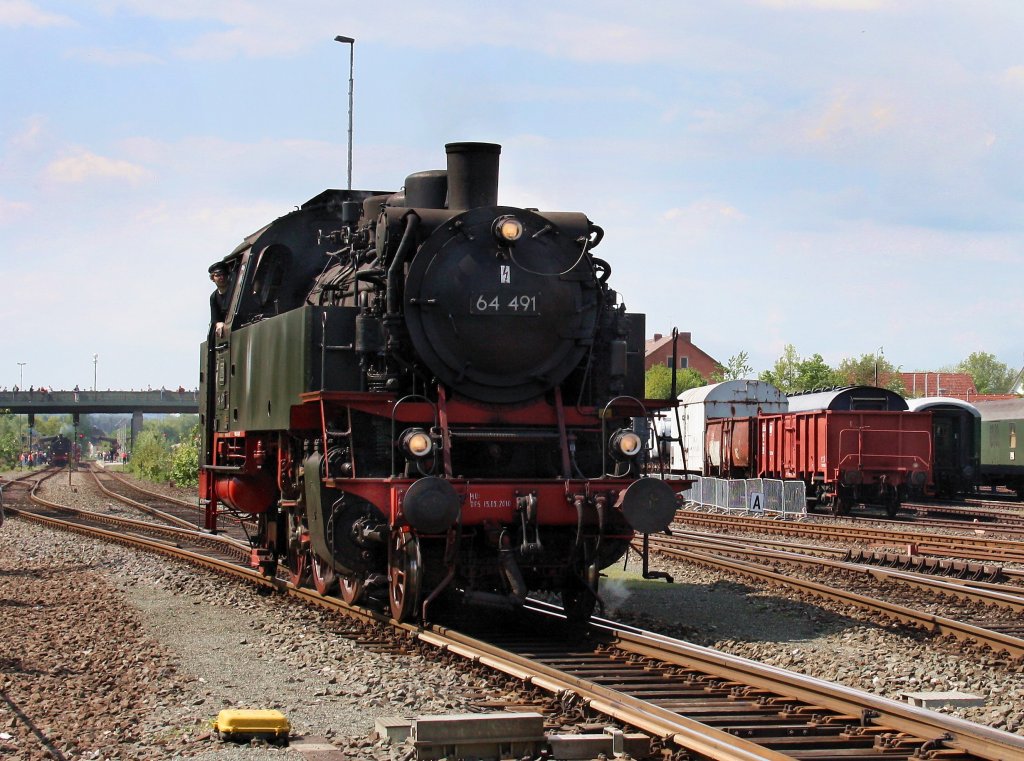 Die 64 491 am 22.05.2010 bei einer Rangierfahrt in Neuenmarkt-Wirsberg. 