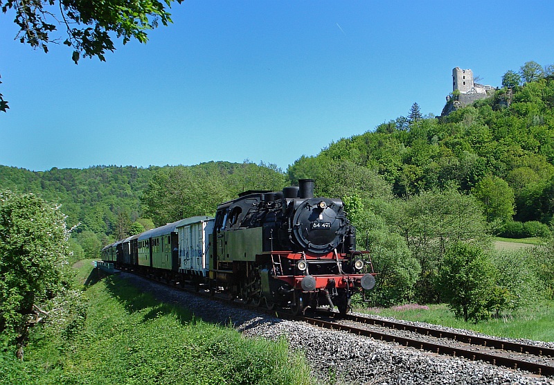 Die  64 491 fuhr am 11.05.2008 unterhalb der Ruine Neideck nach Ebermannstadt zurck.
