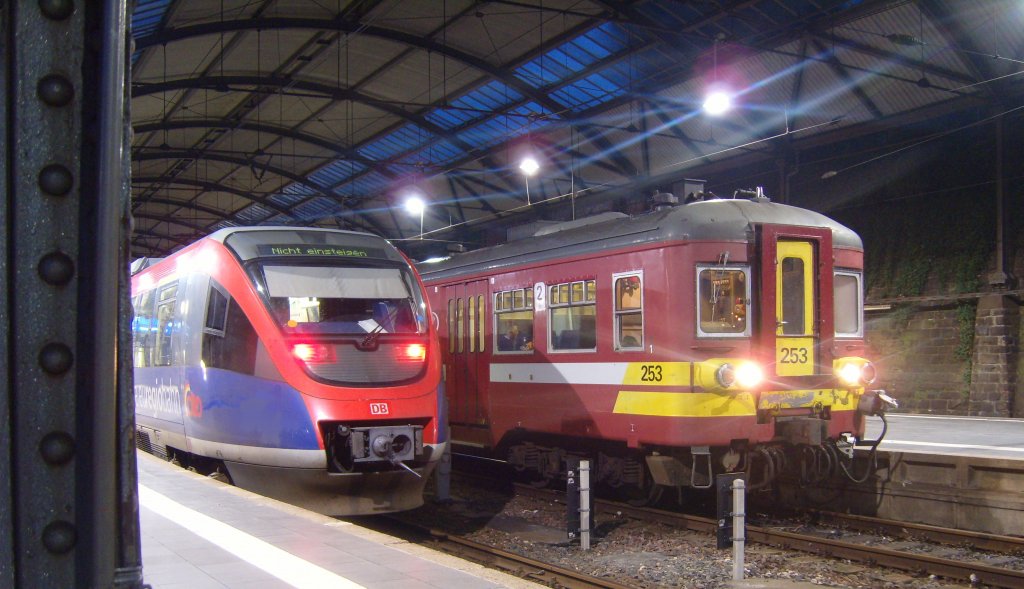 Die 643 212 und der Triebwagen 253 am 07.09.2010 in Aachen Hbf. Beide warten auf Abfahrt.