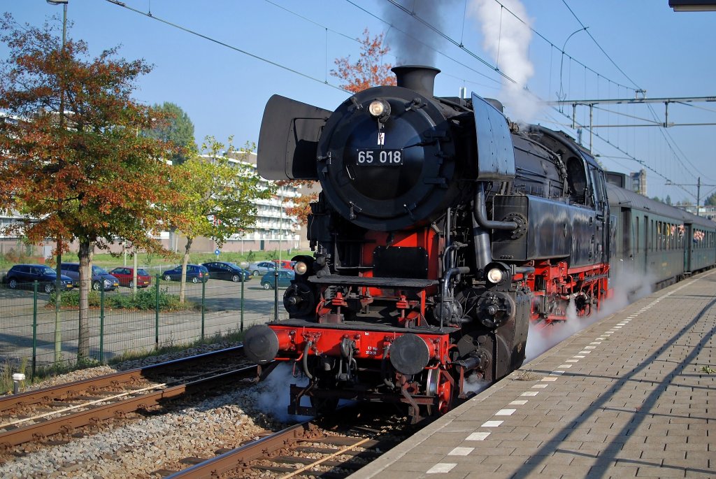 Die 65 018 f�hrt mit Sonderzug von Gouda nach Rotterdam am sonnigen 09.10 2010.