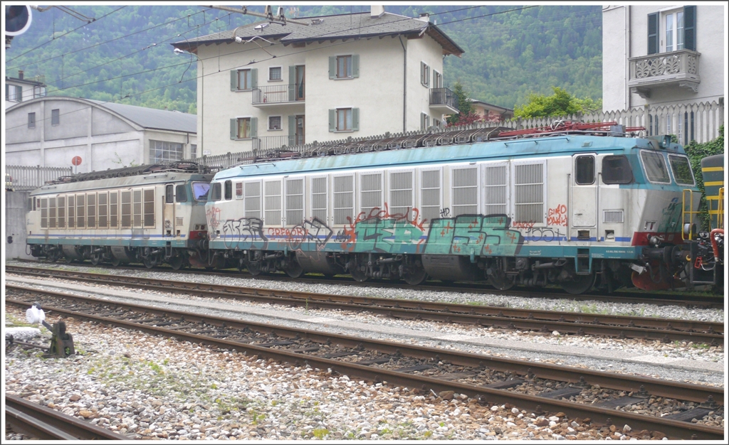 Die 652er sind mchtige Maschinen, aber nicht eben eine Augenweide, wie sie hier abgestellt in Tirano stehen. (08.05.2010)