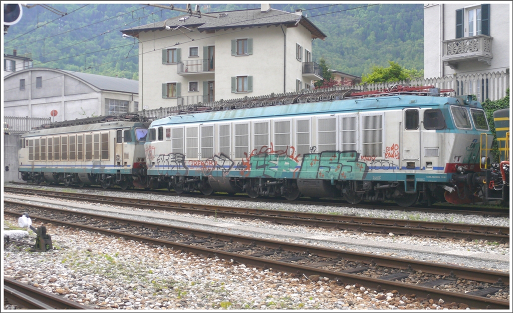 Die 652er sind mchtige Maschinen, aber nicht eben eine Augenweide, wie sie hier abgestellt in Tirano stehen. (08.05.2010)