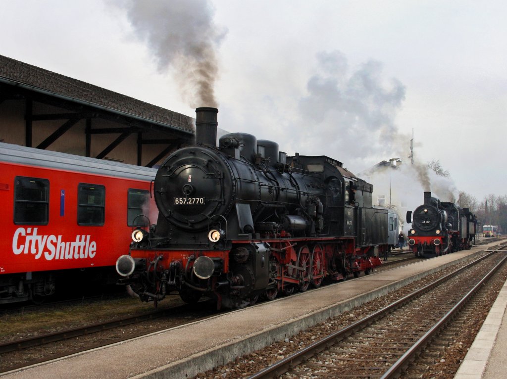 Die 657 2770, die 38 1301 und die 77 028 am 13.03.2011 in Braunau. 