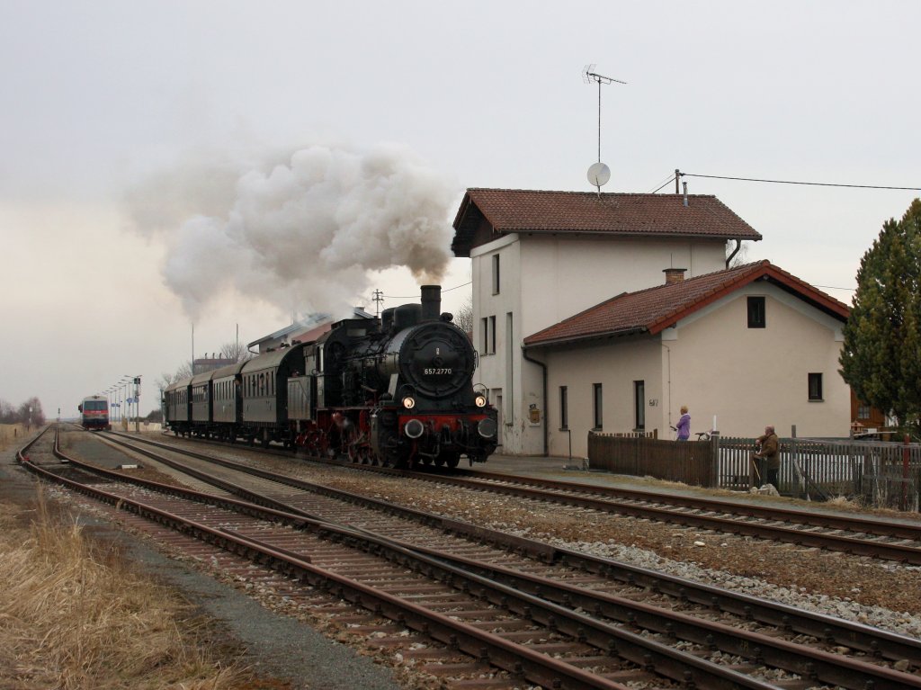 Die 657 2770 am 13.03.2011 mit einem Sonderzug bei der Ausfahrt aus Gurten. 