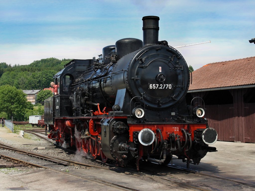Die 657 2770 am 31.05.2009 bei einer Rangierfahrt im Ampflwanger Museum. 