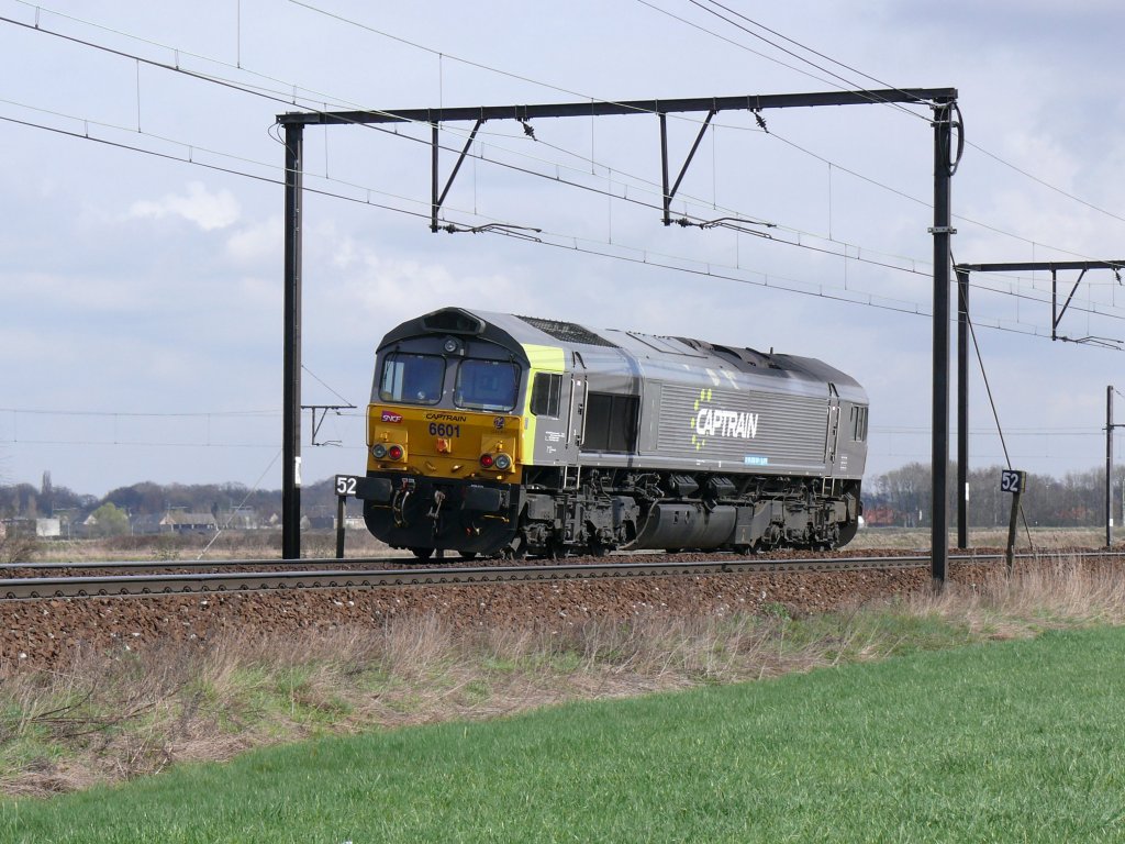 Die 6601 von Captrain, neue Bezeichnung von SNCF Fret Benelux, eingangs der grossen Schleife vor Ekeren auf dem Weg zum Antwerpener Hafen. Aufgenommen am 27/03/2010.