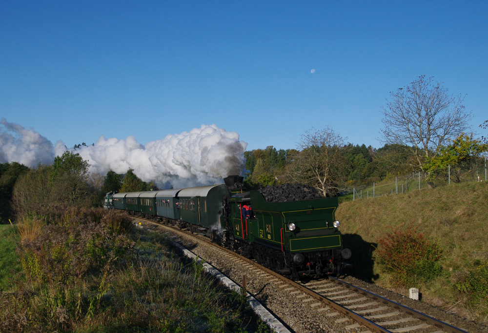 Die 671 der GKB dampfte am Morgen des 15.10. 2011 mit dem Sonderzug R 19100 und Schiebehilfe die steitische Ostbahn zum Scheitepunkt der Strecke der La�nitzh�he hinauf. Ziel des Zuges war der Bahnhof Weiz. Das Foto entstand in Hart bei Graz.