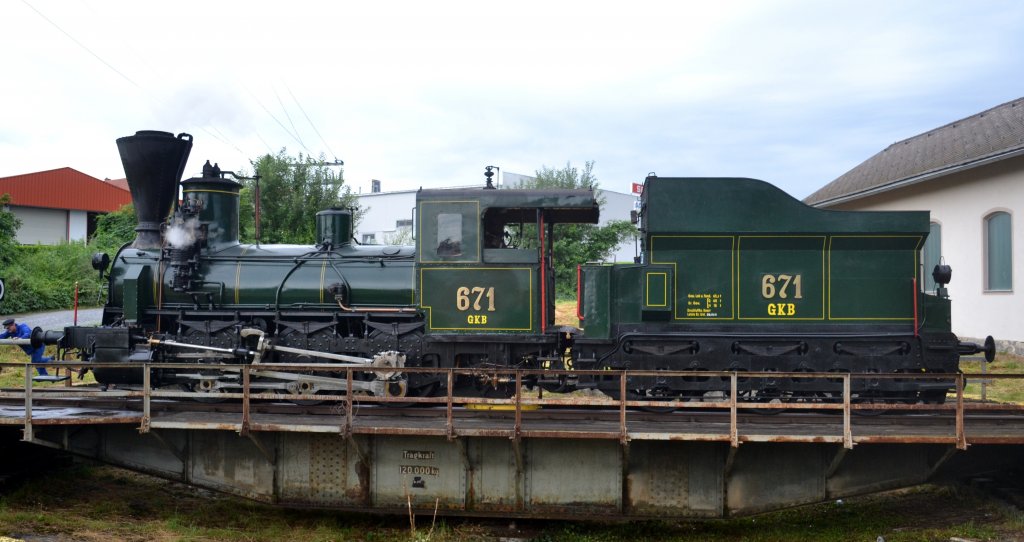 Die 671 der GKB fhrte am 23.6.2012 einen Sonderzug Graz - Kflach - Graz und wird auf der Drehscheibe Kflach gewendet.
