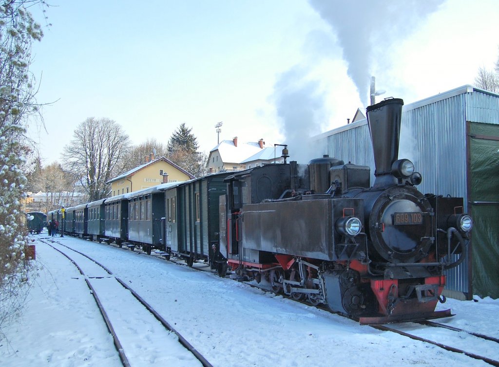 Die 699 103 war am 20.12.2009 mit ihrem
Zug in Steyr am Lokalbahnhof zur Abfahrt
nach Gr�nburg bereitgestellt.