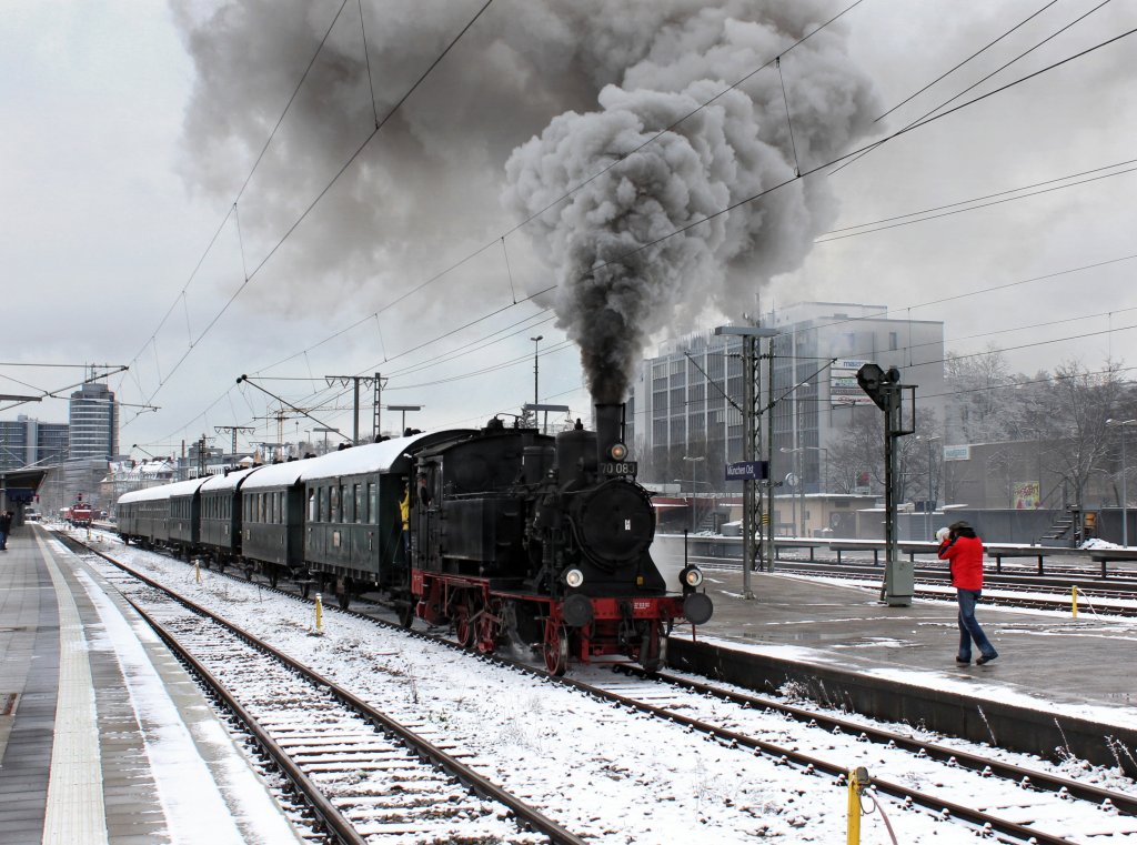 Die 70 083 mit dem Ostersonderzug am 08.04.2012 bei der Ausfahrt aus M�nchen Ost.