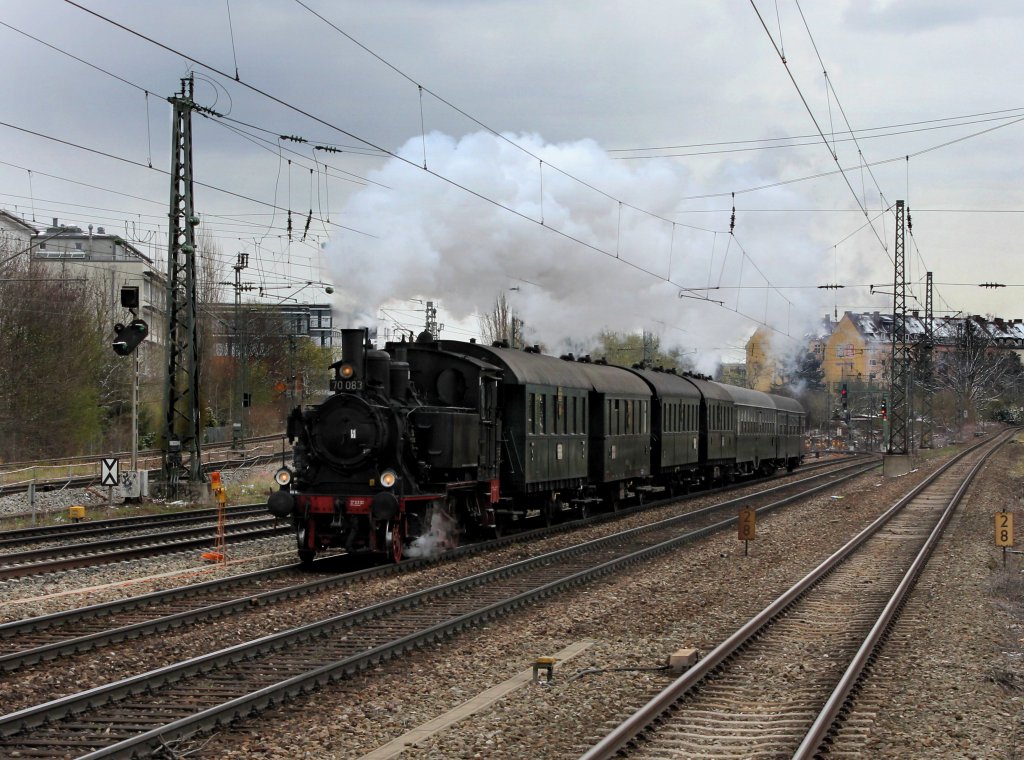 Die 70 083 mit dem Ostersonderzug am 08.04.2012 bei der Durchfahrt am Heimeranplatz (M�nchen).