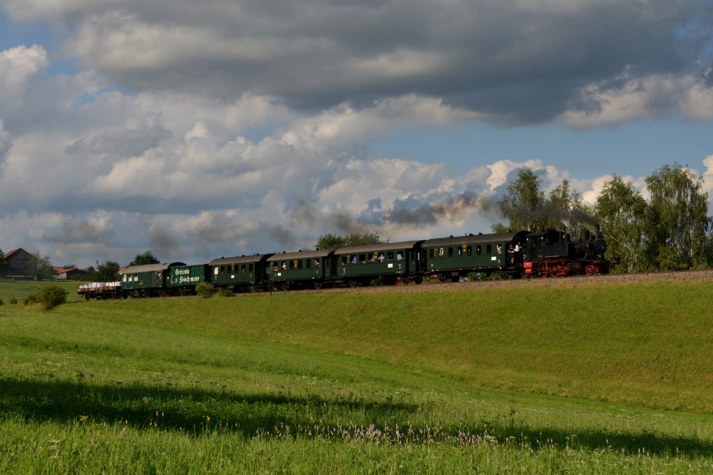 Die 70 083 mit einem Sonderzug von Landshut nach Bayerisch Eisenstein am 03.08.2012 unterwegs bei Triefenried.